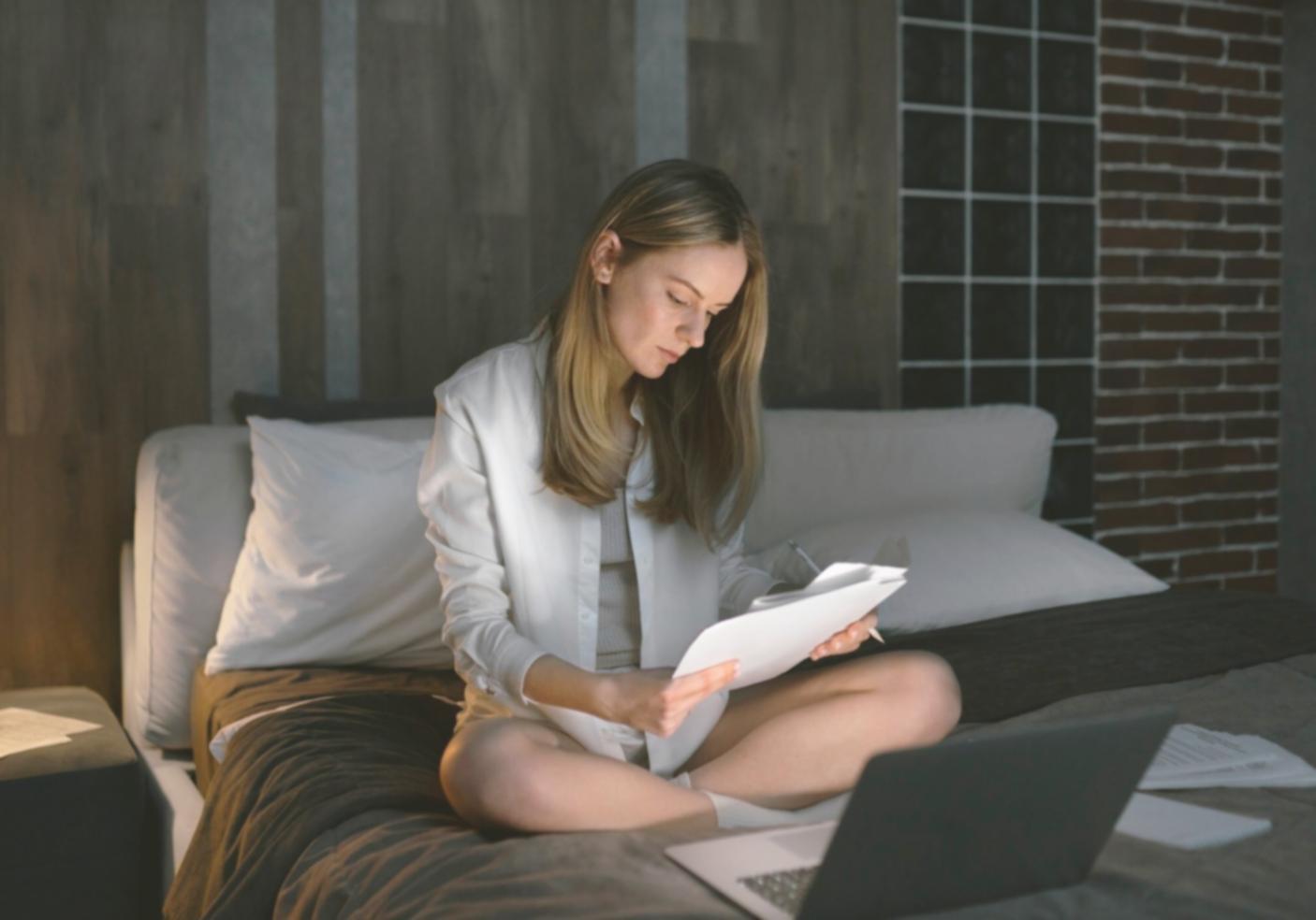 Moderne Arbeitsumgebung bei fenaloryntiq mit Fokus auf Finanzanalyse und Teamarbeit